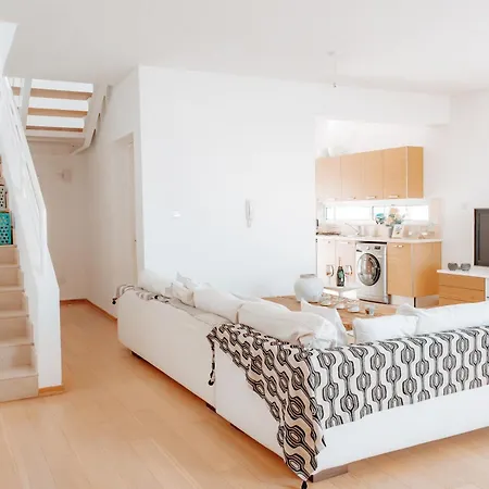 Wealthystays Niceday Hill Villa, 10m Walk To Villa Protaras
