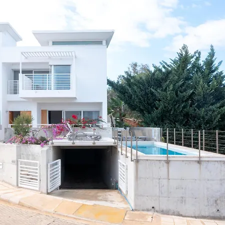 Wealthystays Niceday Hill Villa, 10m Walk To *