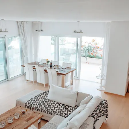 Wealthystays Niceday Hill Villa, 10m Walk To