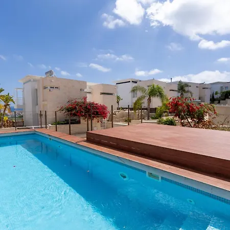 Wealthystays Niceday Hill Villa, 10m Walk To