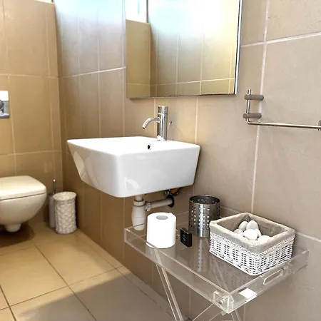 Wealthystays Niceday Hill Villa, 10m Walk To * Protaras