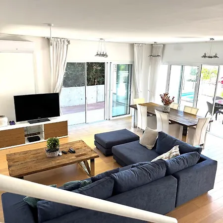 Villa Wealthystays Niceday Hill Villa, 10m Walk To