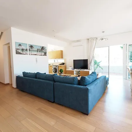 Wealthystays Niceday Hill Villa, 10m Walk To